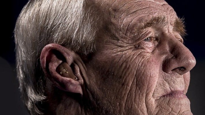 Deficiência auditiva pode aumentar casos de isolamento social nos idosos