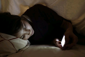 Insônia? Luz emitida por eletrônicos impede a produção do hormônio do sono