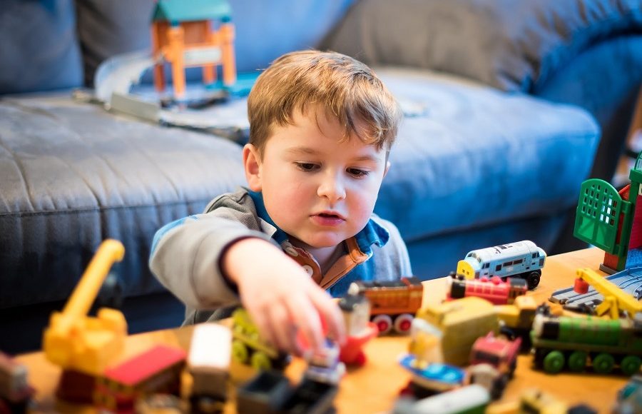 Engasgo de criança com brinquedos: saiba como agir