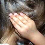 Perda auditiva em crianças exige atenção dos pais e professores