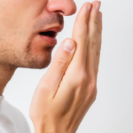 Bolinhas brancas na garganta: o que são e por que causam mau hálito
